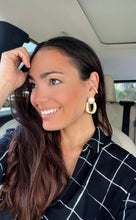 Load image into Gallery viewer, Chunky Pearl and Gold Earring