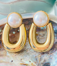 Load image into Gallery viewer, Chunky Pearl and Gold Earring