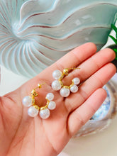Load image into Gallery viewer, Bold Pearls Earrings