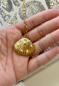 Pearls Shell Necklace