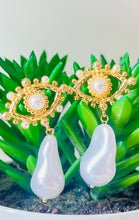 Load image into Gallery viewer, Eye Gold and Pearls Earrings
