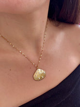 Load image into Gallery viewer, Pearls Shell Necklace
