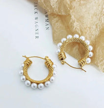 Load image into Gallery viewer, Pearls Earrings
