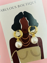 Load image into Gallery viewer, Gold &amp; Pearls Earrings
