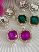 Load image into Gallery viewer, Rhinestone &amp; Pearl Earrings
