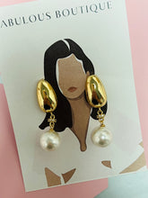 Load image into Gallery viewer, Gold &amp; Pearls Earrings
